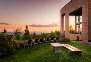 un groupe de chaises et un banc à côté d'un bâtiment dans l'établissement Soria Moria Hotell, à Oslo