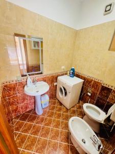 een badkamer met een toilet en een wastafel bij N&E Apartment 1 in Durres, Beach. in Durrës