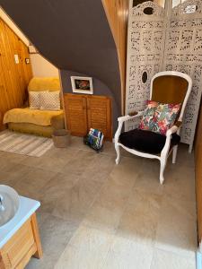 sala de estar con silla y sofá en ila’s tiny house, en Limoges