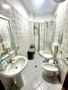 een badkamer met 2 wastafels en een douche bij N&E Apartment 1 in Durres, Beach. in Durrës
