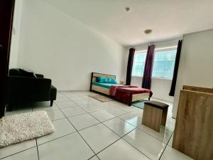 Ruang duduk di Luxury Awaits: Master Bedroom for Rent! Indulge in comfort and style.