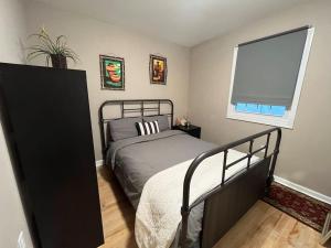 1 dormitorio con cama y ventana en Green #23, en Northbrook