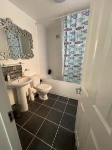 La salle de bains est pourvue d'une baignoire, de toilettes et d'un lavabo. dans l'établissement 4 Bedroom House Central Oxford, à Oxford
