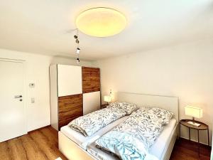 1 dormitorio con cama y techo en Gästhaus "Seeblick", en Seekirchen am Wallersee