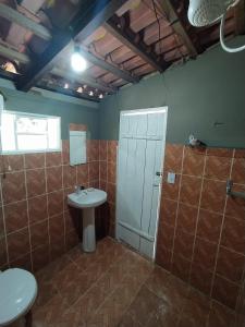 a bathroom with a toilet and a sink at Hostel do Cerrado in Cavalcante