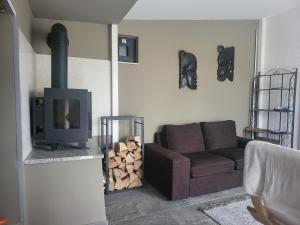 uma sala de estar com um sofá e uma lareira em Kuća za odmor na Mrežnici em Duga Resa