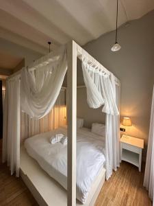 1 dormitorio con 1 cama con cortinas blancas en STYLISH APARTMENT OF HISTORY, en Estambul