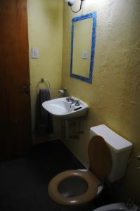 a bathroom with a toilet and a sink at Alojamiento + Casa de Arte en Mendoza(ARG) in Guaymallen