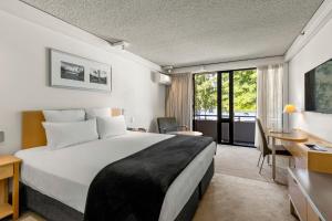 Postel nebo postele na pokoji v ubytování Novotel Queenstown Lakeside + 37 fotografií