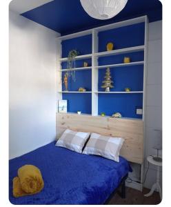 מיטה או מיטות בחדר ב-appartement cosy à 200 du tram B chambre séparée Petite véranda lumineuse donnant sur jardinet