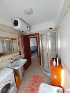 een badkamer met een wastafel en een douche bij Casa al mare con giardino in Alghero