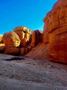 una vista de un cañón con rocas y un camino de tierra en Casa 2, en Namibe
