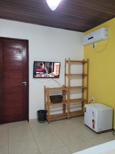 Casa Meu Cantinho的电视和/或娱乐中心