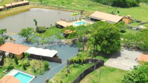una vista aerea su un parco con una grande cassa d'acqua di Hotel Fazenda Estancia do Lago a Guapirama