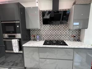 cocina con fogones y encimera en Tranquil Oasis in Gravesend, Kent en Northfleet