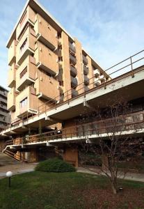 um edifício de apartamentos com uma ponte do lado em Luxury Loft Marghera em Milão