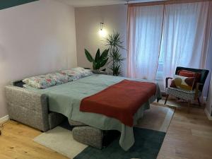 um quarto com uma cama, uma cadeira e uma janela em Luxury Loft Marghera em Milão