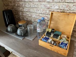 una mesa de madera con una caja de artículos. en The Bridge House Restaurant and Hotel en Alton
