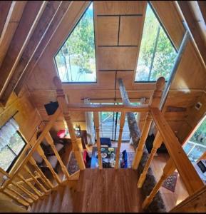 una vista aérea de una escalera de madera en una casa en Cabañas & Habitaciones Del Alto, en Hornopirén