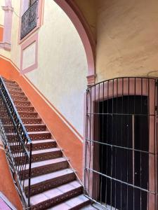 una escalera que conduce a un edificio con puerta en Casona colonial en pleno centro histórico, en Zacatecas