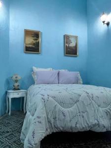 Dormitorio azul con cama y pared azul en Casona colonial en pleno centro histórico, en Zacatecas