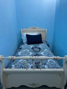 1 dormitorio azul con 1 cama con pared azul en Casona colonial en pleno centro histórico, en Zacatecas