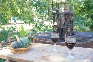 dos copas de vino en una mesa con una fuente en EL VAGON DE ATOCHA en Guernica
