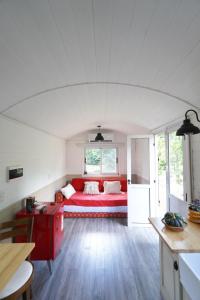 1 dormitorio con 1 cama roja en una habitación en EL VAGON DE ATOCHA en Guernica