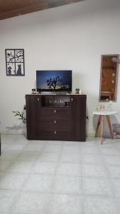 uma televisão em cima de uma cómoda num quarto em Alquiler Temporario Río Grande em Rio Grande