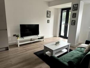 a living room with a couch and a table at Luxury Oaks Suite, Free private parking, 2 Bed 2 Bathroom Apartment, Central location in Birmingham