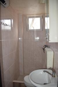 Bezdan的住宿－Apartman Danube，一间带水槽和卫生间的浴室以及窗户。