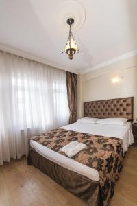 - une chambre avec un grand lit dans l'établissement Sultan's Inn, à Istanbul