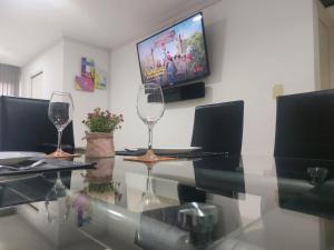 dwa kieliszki wina siedzące na szklanym stole w pokoju w obiekcie Lo que buscabas en Nueva Cordoba w Córdobie