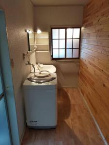 那须町小川のせせらぎを聞きながらウッドデッキでバーベキュー！｜CHILL SWING的带水槽和镜子的浴室