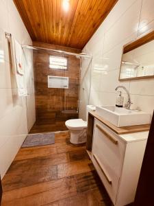 a bathroom with a sink and a toilet at casa dos sonhos in Bom Jardim da Serra