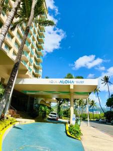 ein Hotel mit einem Pool vor einem Gebäude in der Unterkunft Aloha Surf Hotel -2 blocks from Waikiki Beach in Honolulu