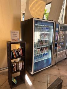 einem Kühlschrank mit vielen Flaschen Wasser in der Unterkunft Aloha Surf Hotel -2 blocks from Waikiki Beach in Honolulu