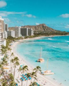 Blick auf einen Strand mit Booten im Wasser in der Unterkunft Aloha Surf Hotel -2 blocks from Waikiki Beach in Honolulu