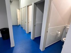 korytarz z biało-niebieską podłogą i drzwiami w obiekcie Hamilton City Inn w mieście Hamilton