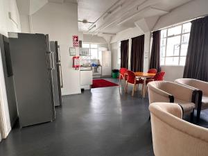 a room with a kitchen and a table and chairs at Hamilton City Inn in Hamilton