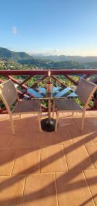 Balcone o terrazza di Nia's Hillside Loft - Exquisite Views