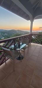 Balcone o terrazza di Nia's Hillside Loft - Exquisite Views