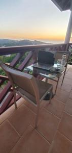 Balcone o terrazza di Nia's Hillside Loft - Exquisite Views