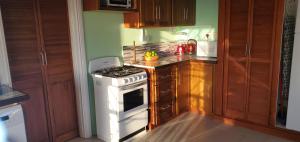 Cucina o angolo cottura di Nia's Hillside Loft - Exquisite Views