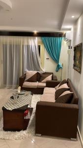 uma sala de estar com dois sofás e um sofá em شقه مصيفيه شاطى الفردوس البيطاش em Alexandria