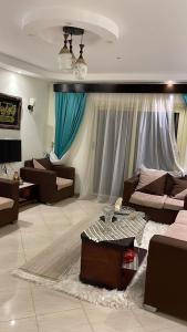 uma sala de estar com dois sofás e uma mesa em شقه مصيفيه شاطى الفردوس البيطاش em Alexandria