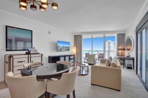Fontainebleau Miami Beach في ميامي بيتش: غرفة معيشة مع طاولة وكراسي
