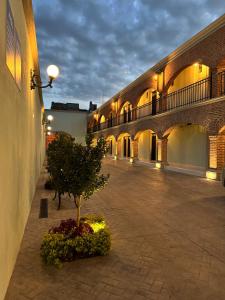 a courtyard with a tree in the middle of a building at Hotel Posada Real in Lagos de Moreno