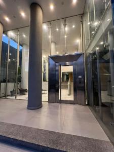 a lobby of a building with a column and a door at Departamento Rivadavia in Santa Fe