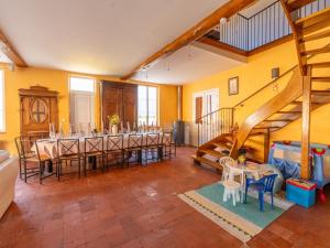 una grande stanza con un tavolo da pranzo e una scala di Grand Gîte à Louvemont : 8 Chambres, Piscine Chauffée, Proche Lac et Activités outdoor - FR-1-611-69 a Louvemont Altre 27 foto